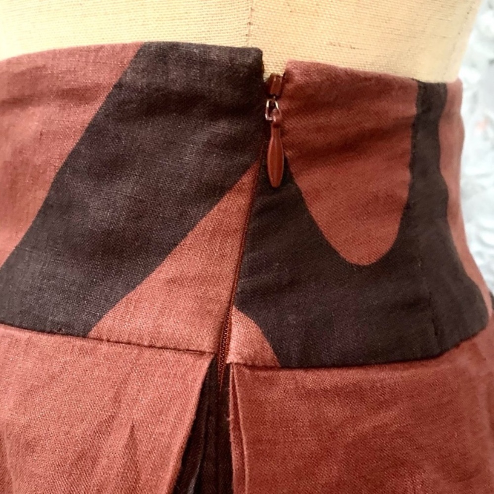 BANANA REPUBLIC fit and flare skirt in rust brown w/black graphic design- 6 - Picture 7 of 11